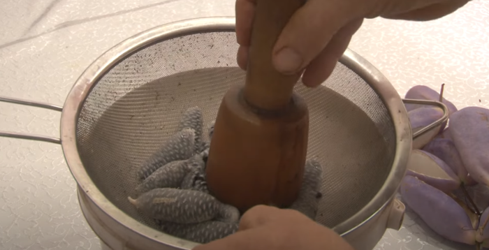 Товчемо акебію, щоб отримати сік